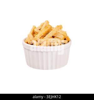 Bâtonnets de pain de blé tranchés rougeoyants comme croûtons dans un bol en céramique blanche isolé sur fond blanc. Modèle de restauration rapide pour le menu, la publicité Banque D'Images