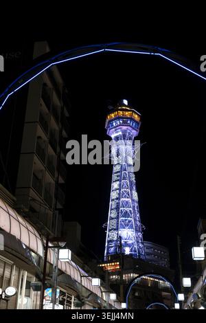Osaka Japon - 18 09 2024 : tour de Tsutenkaku la nuit. Monument bien connu d'Osaka situé dans le quartier Shinsekai de Naniwa-ku, Osaka. Banque D'Images