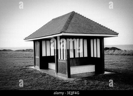 Abri sur les falaises à Hunstanton, Norfolk, Royaume-Uni tourné sur film mono Banque D'Images