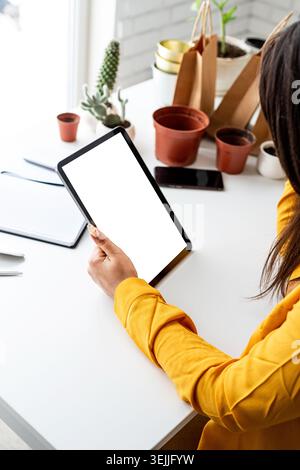 Femme jardinier mains tenant tablette numérique avec écran vierge Banque D'Images