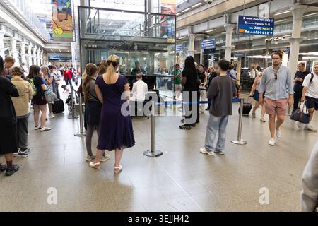 Londres, Royaume-Uni. 29 mai 2026. Le chanteur et compositeur John Galea se produit à la gare de St Pancras sur le piano Elton John à Londres. Crédit : SOPA images Limited/Alamy Live News Banque D'Images