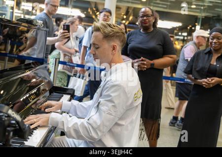 Londres, Royaume-Uni. 29 mai 2026. Le chanteur et compositeur John Galea se produit à la gare de St Pancras sur le piano Elton John à Londres. Crédit : SOPA images Limited/Alamy Live News Banque D'Images