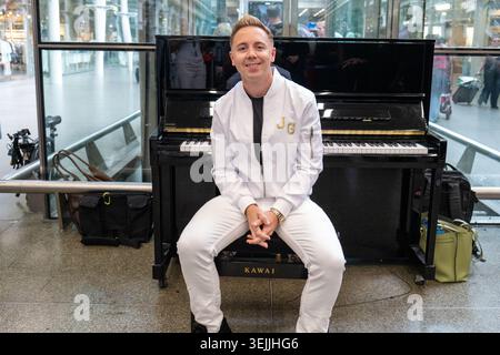 Londres, Royaume-Uni. 29 mai 2026. Chanteur et compositeur, John Galea, vu à la gare de St Pancras sur le piano Elton John à Londres. Crédit : SOPA images Limited/Alamy Live News Banque D'Images