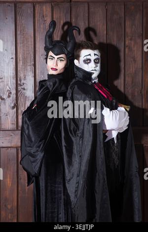 Portrait de jeune couple heureux en costumes d'Halloween à la fête d'Halloween. Joyeux Halloween. Banque D'Images