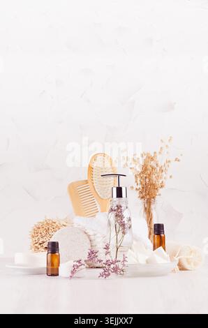 Produits cosmétiques de bain et accessoires en bois naturel beige dans un style écologique avec lavande dans un élégant intérieur de salle de bain blanc avec flic Banque D'Images
