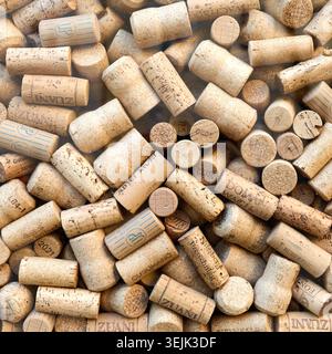 Fond plein cadre de nombreux bouchons de vin utilisés empilés ensemble. Banque D'Images
