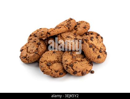 Biscuits de pile de pépites de chocolat isolés, biscuits américains, gâteau de confiserie au cacao, boulangerie sucrée de petits pains, pâtisserie ronde sur fond blanc Banque D'Images