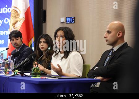 Rana Rahmanfard, diplômée en linguistique appliquée et membre du comité anglo-iranien de la jeunesse, fait des gestes en prenant la parole devant le panel. Des représentants des communautés de jeunes iraniens de toute l'Europe se sont réunis à Bruxelles pour une conférence de presse intitulée « Iran : vague d'exécutions politiques - la responsabilité de l'UE et les options politiques ». Au cours de l'événement, des militants des droits de l'homme et des dirigeants d'associations de jeunes ont présenté une déclaration conjointe signée par plus de 1 000 jeunes Iraniens appelant l'Union européenne à mettre fin aux exécutions politiques en Iran, à reconnaître le droit du peuple iranien au changement démocratique, Banque D'Images