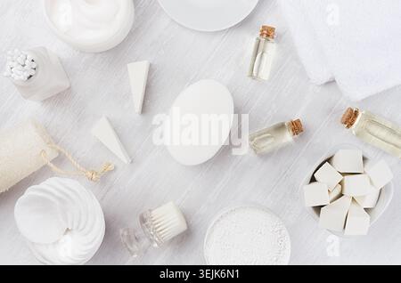 Collection de cosmétiques spa de soins du corps et de la peau fraîches et accessoires de bain naturels sur fond de bois blanc, vue de dessus. Banque D'Images