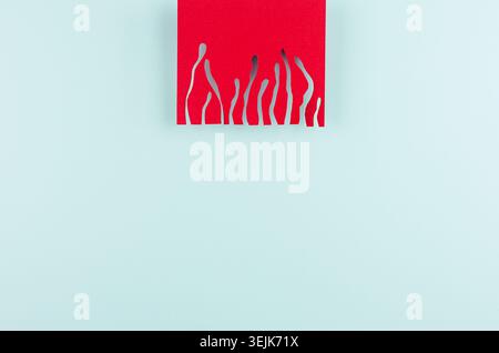 Carré rouge de papier avec des stries coupées sur la couleur de menthe à la mode comme fond abstrait. Banque D'Images