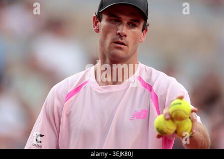 Roland Garros, Paris, France. 29 mai 2026. 2026 French Open Tennis, jour 11 ; Tommy Paul (USA) sélectionne ses balles crédit : action plus Sports/Alamy Live News Banque D'Images