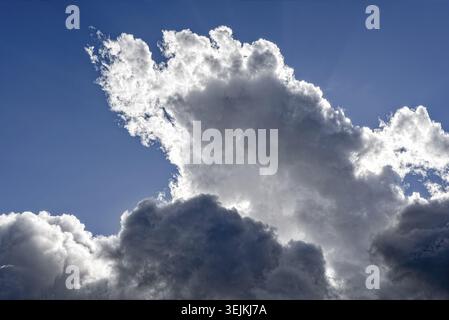 Des nuages annonçant un changement de temps glissent à travers la photo Banque D'Images