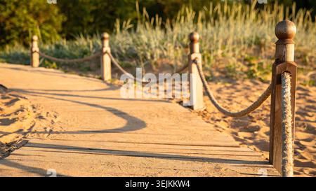 Sentier de randonnée écologique dans le parc national à travers des dunes de sable, plage, des fourrés de calcaire et des plantes, chemin en bois à travers protégé Banque D'Images