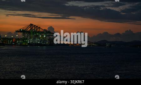 Port de Balboa, qui est situé à l'entrée Pacifique du canal de Panama dans la ville de Panama, Panama au coucher du soleil. La silhouette proéminente dans le premier groupe Banque D'Images