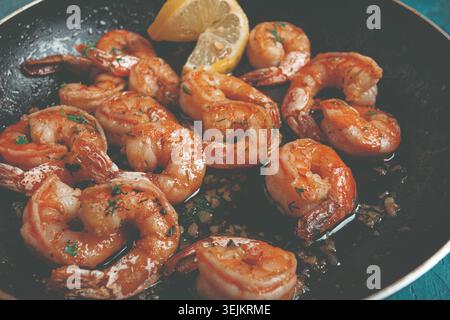 Crevettes tigrées frites, jumbo, dans la sauce à l'ail, dans le beurre, avec des herbes, dans une poêle à frire, fait maison, pas de gens, Banque D'Images