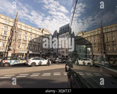 Londres, Royaume-Uni. 29 mai 2026, Un officier de la police métropolitaine et Eleanor Cross sont reflétés dans une façade de bâtiment en verre alors qu'elle dirige la circulation générale vers l'ouest pour dégager le Strand près de la station Charing Cross, dans le centre de Londres, la réflexion comprime l'officier, la scène de fermeture de la route, et le paysage de rue environnant dans les panneaux de verre inclinés d'un bâtiment du centre de Londres comme les services d'urgence gèrent l'incident pendant l'heure de pointe du soir. Crédit : xiu bao/Alamy Live News Banque D'Images