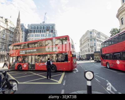 Londres, Royaume-Uni. Le 29 mai 2026, Un officier de la Metropolitan police ordonne à un bus à impériale en direction de l'est de faire demi-tour et de dévier vers l'ouest sur le Strand près de la gare de Charing Cross, dans le centre de Londres, le 29 mai 2026. L'officier, vêtu d'un gilet tactique noir, gère manuellement le flux de circulation car une fermeture d'urgence de la route force les bus et les véhicules à inverser la direction pendant les heures de pointe du soir sur l'une des artères les plus fréquentées de Londres. Crédit : xiu bao/Alamy Live News Banque D'Images