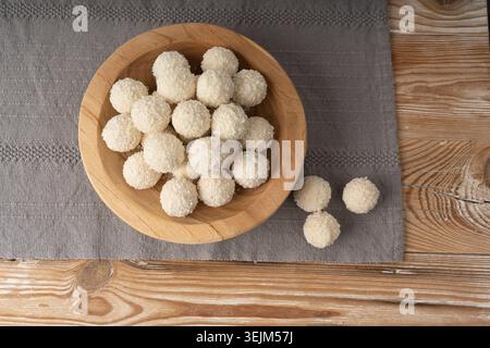 Pile de bonbons à la noix de coco, balle de coco. Boule de truffe blanche, ladoo indien ou laddu avec crème sucrée et flocons de noix de coco, dessert praliné maison, barfi en WO Banque D'Images