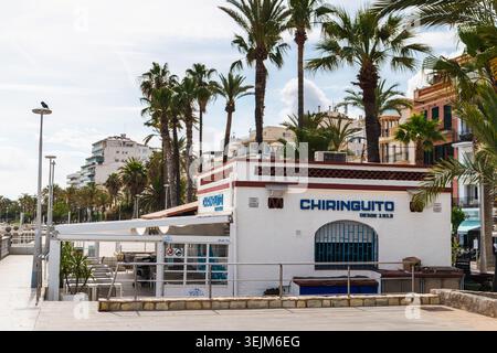 Sitges, Espagne, 10 mai 2026 : bar de plage historique Chiringuito sur la promenade du front de mer avec des palmiers à Sitges, Espagne Banque D'Images