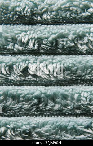 Gros plan du tissu éponge bleu clair doux avec plis horizontaux Banque D'Images
