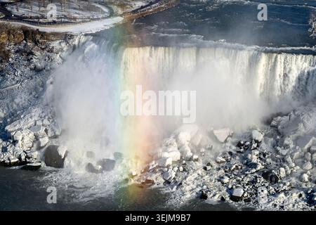 Amérique - New York, chutes américaines à Niagara Falls avec un arc-en-ciel Banque D'Images