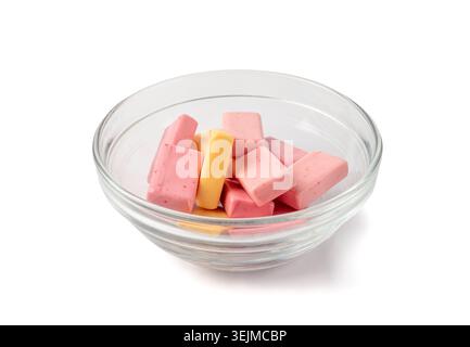Fruits Chews isolé, bonbons à mâcher rose pile dans le bol en verre, fruit Chew Candy pile, carrée Taffy, bonbons gélifiés colorés sur fond blanc Banque D'Images