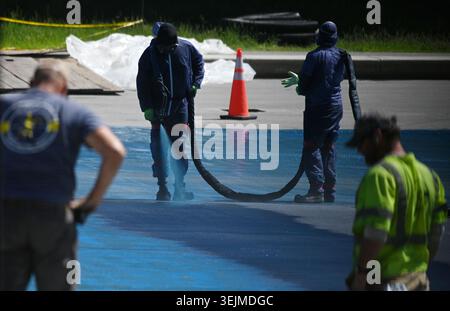 Washington, États-Unis. 29 mai 2026. Les travailleurs utilisent des tuyaux sous pression pour pulvériser de la peinture bleue sur le fond du Lincoln Memorial Reflecting Pool sur le National Mall le 29 mai 2026 à Washington, DC. Le président Donald Trump a ordonné les travaux dans le cadre des préparatifs des événements marquant le 250e anniversaire des États-Unis. Photo Olivier Douliery/ABACAPRESS.COM crédit : Abaca Press/Alamy Live News Banque D'Images