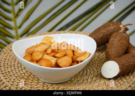 Chips de manioc bio dans un bol. En-cas épicés chauds populaires en Indonésie. Gros plan. Banque D'Images