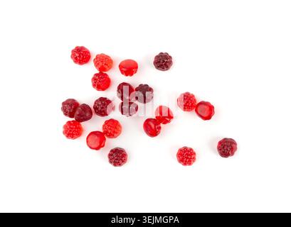 Pile de bonbons gélifiés aux fruits isolée, pilules de marmelade végétalienne à mâcher, tas de gumdrops de gelée de framboise rouge, bonbons de gélatine colorés sur fond blanc Banque D'Images