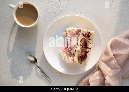 Chocolat rose tendance avec remplissage aéré sur panneau de marbre. Banque D'Images