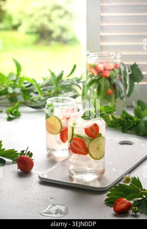 Limonade fraîche avec fraises et lime. Boisson maison. Banque D'Images