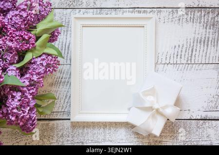 Bordure de fleurs lilas violettes et cadre blanc pour le texte et l'invitation. Vue de dessus. Banque D'Images