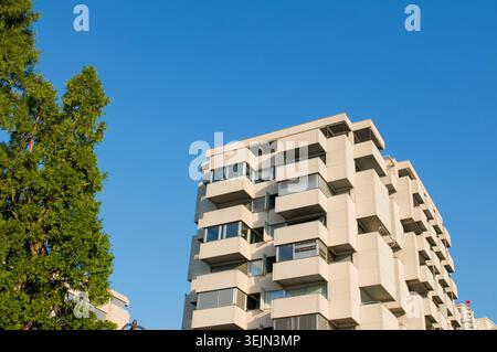 Vue en angle bas le long de la promenade Riva Caccia du bâtiment moderne en béton Central Park à Lugano, Suisse. Banque D'Images