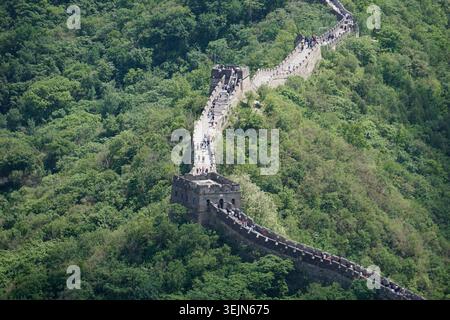 Beau segment de la Grande Muraille serpentant à travers un paysage montagneux avec des détails historiques impressionnants et un patrimoine culturel. Banque D'Images