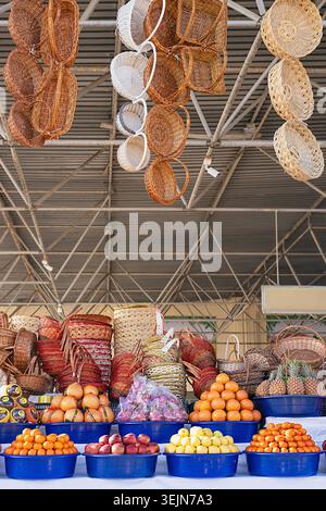 Tradition orientale rural marché de fruits en plein air étal avec piles colorées de fruits tropicaux frais disposés en pyramides et piles Banque D'Images
