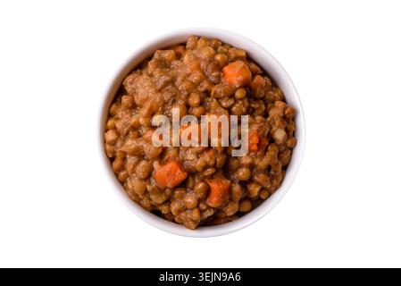 Ragoût de lentilles, carottes et tomates avec saucisses, un plat européen. Lentilles avec saucisses Banque D'Images