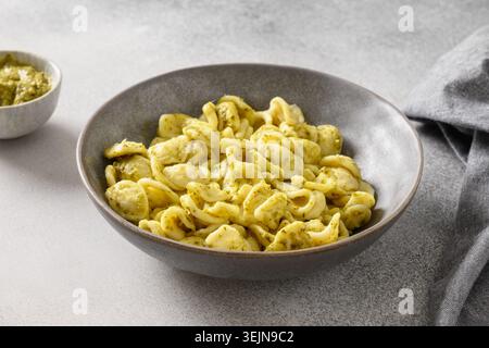 Pâtes orecchiette avec pesto sauce sur fond gris. Banque D'Images