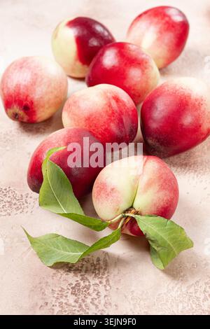 Nectarine dispersée sur la table, vue de dessus, gros plan, pas de gens, Banque D'Images