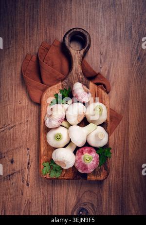 Ail jeune frais, couleur blanche et violette, sur une table en bois, pas de gens, Banque D'Images