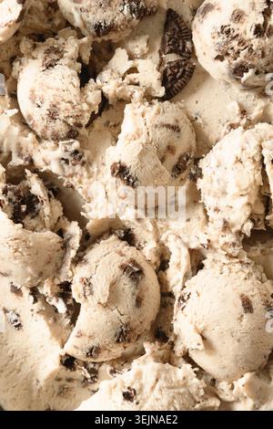 Motif de crème glacée crémeuse avec des biscuits en boules. Banque D'Images