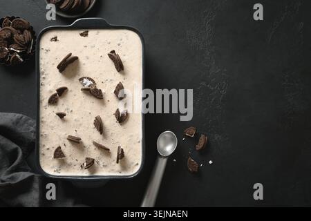 Fraîcheur crème glacée crémeuse sans sucre avec biscuits dans un récipient. Banque D'Images