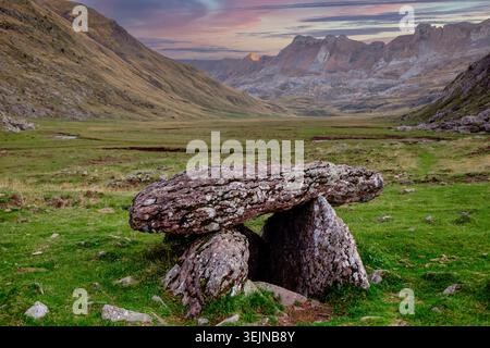 Dolmen d'Achar de Aguas Tuertas , Dolmen d'Aguas Tuertas, Guarrinza, Vallée de Hecho, vallées occidentales, chaîne de montagnes pyrénéenne, p Banque D'Images