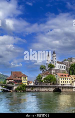 Château d'Aarburg et église sur une colline rocheuse avec une maison historique près de la rivière Aar, Suisse. Ciel bleu avec peu de nuages en juin Banque D'Images