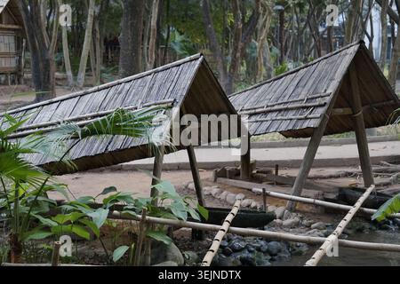 Belles cabanes rurales au Vietnam avec une atmosphère d'architecture rustique en Asie du Sud-est. Banque D'Images