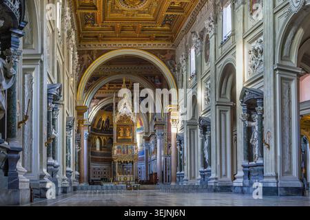 Intérieur de l'Archbasilique pontificale de Saint Jean de Latran, Rome, Italie. Nef baroque avec plafond orné Banque D'Images