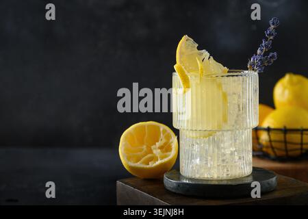 Limonade de lavande d'été avec citron dans le verre pour la fête. Banque D'Images
