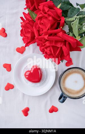 Gâteau de saint-valentin glacé en forme de coeur au lit Banque D'Images