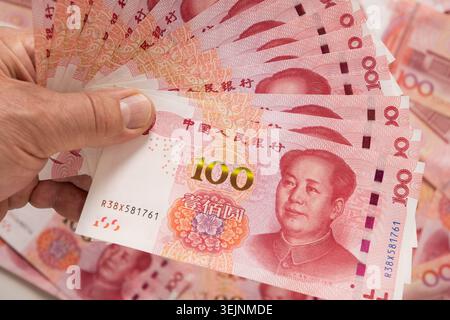 Beaucoup de billets de banque chinois différents en yuan. Fond chinois de billets de banque Yuan renminbi de monnaie de papier. Banque D'Images
