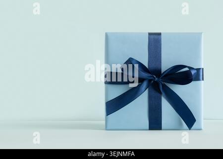 Boîte cadeau bleue sur fond bleu. Bonne fête des Pères Banque D'Images