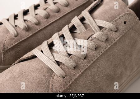 Chaussures homme en cuir nubuck gris. Baskets tendance. Banque D'Images
